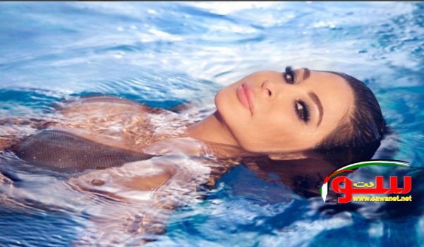 Ø§Ù„ÙŠØ³Ø§ Ø¨Ø§Ù„Ù…Ø§ÙŠÙˆÙ‡ ÙÙŠ Ø­Ù…Ø§Ù… Ø§Ù„Ø³Ø¨Ø§Ø­Ø© Ø¨ÙƒÙˆØ§Ù„ÙŠØ³ 