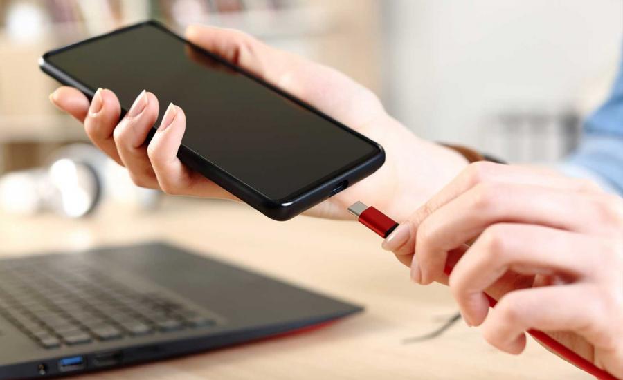 Ø®Ø¨ÙŠØ± ØªÙ‚Ù†ÙŠ: Ø§Ù„Ø´Ø§Ø­Ù† ÙˆØ³ÙŠÙ„Ø© Ø³Ù‡Ù„Ø© Ù„Ø§Ø®ØªØ±Ø§Ù‚ Ø§Ù„Ù‡ÙˆØ§ØªÙ Ø§Ù„Ø°ÙƒÙŠØ© | Ù…ÙˆÙ‚Ø¹ Ø³ÙˆØ§ 